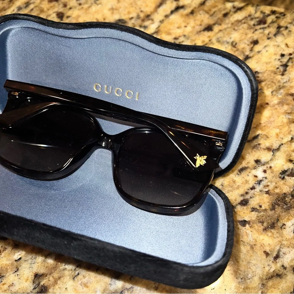 Gucci Black Oversized Women’s Sunglasses - Picture 2 of 7